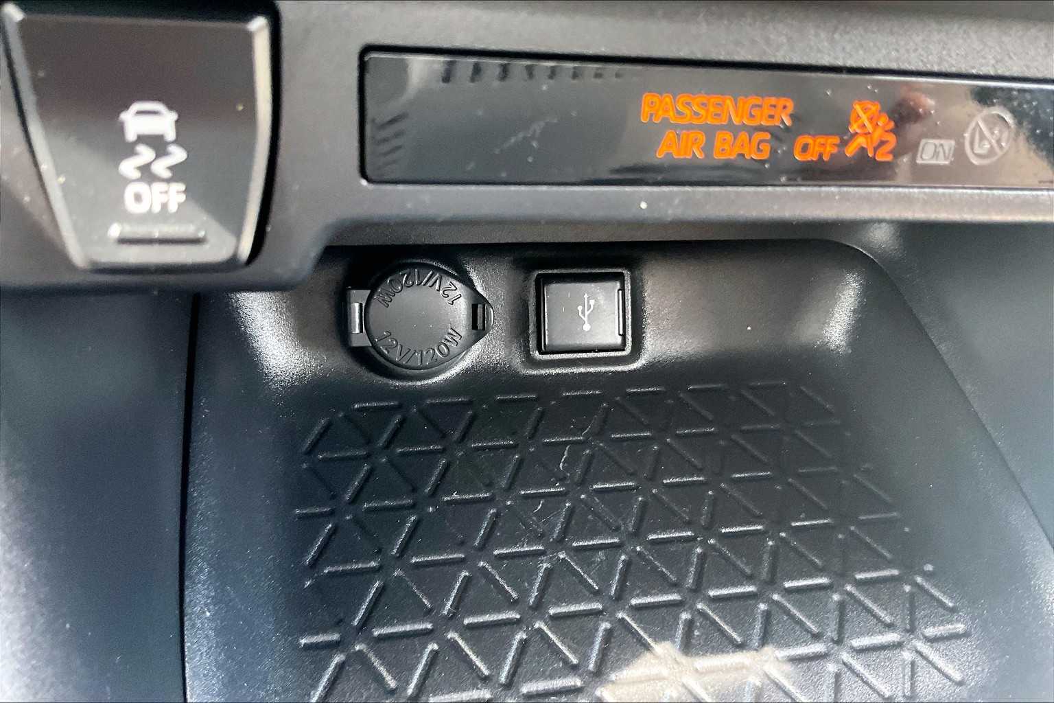 2022 Toyota RAV4 XLE - Photo 27