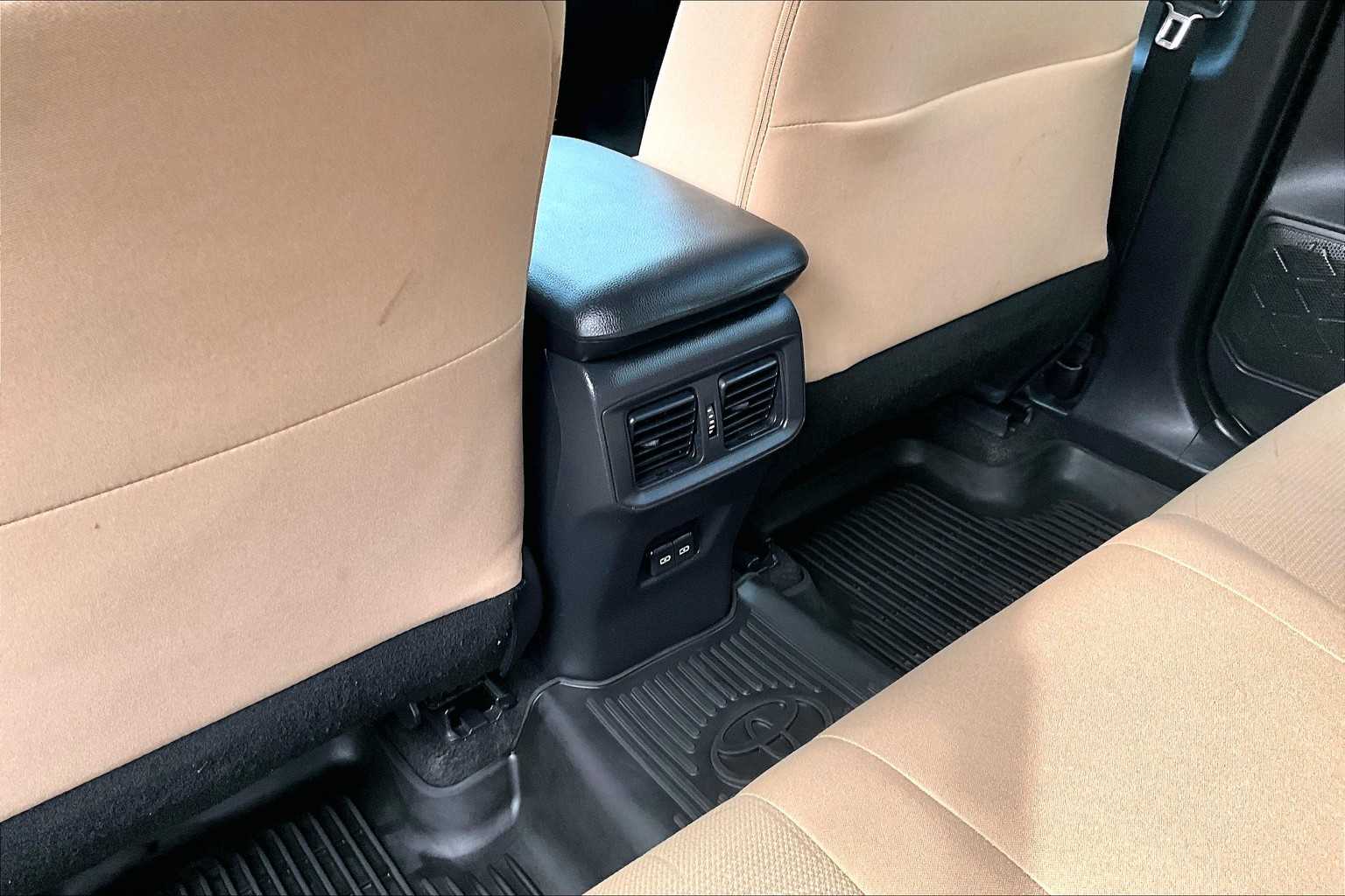 2022 Toyota RAV4 XLE - Photo 28