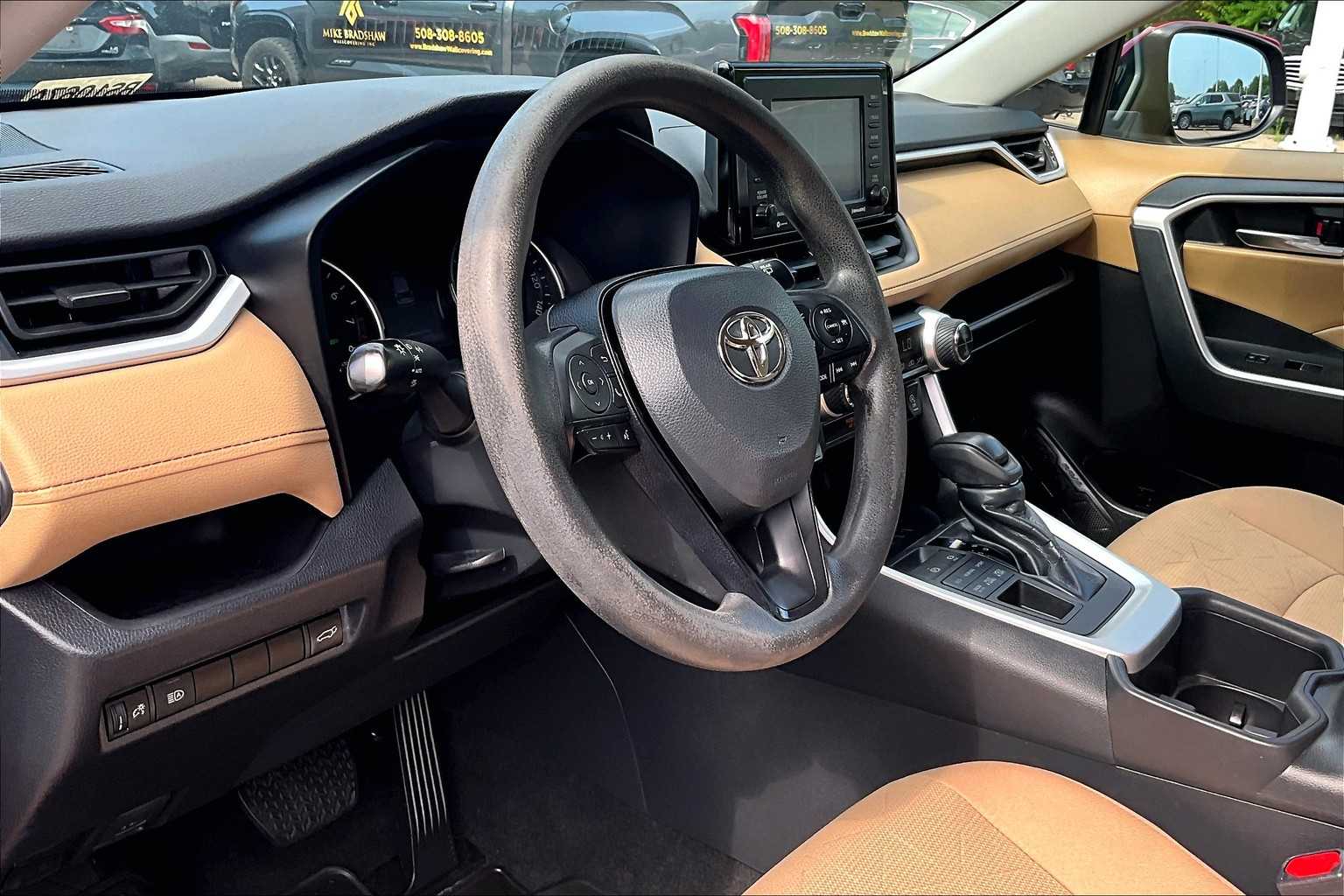 2022 Toyota RAV4 XLE - Photo 8