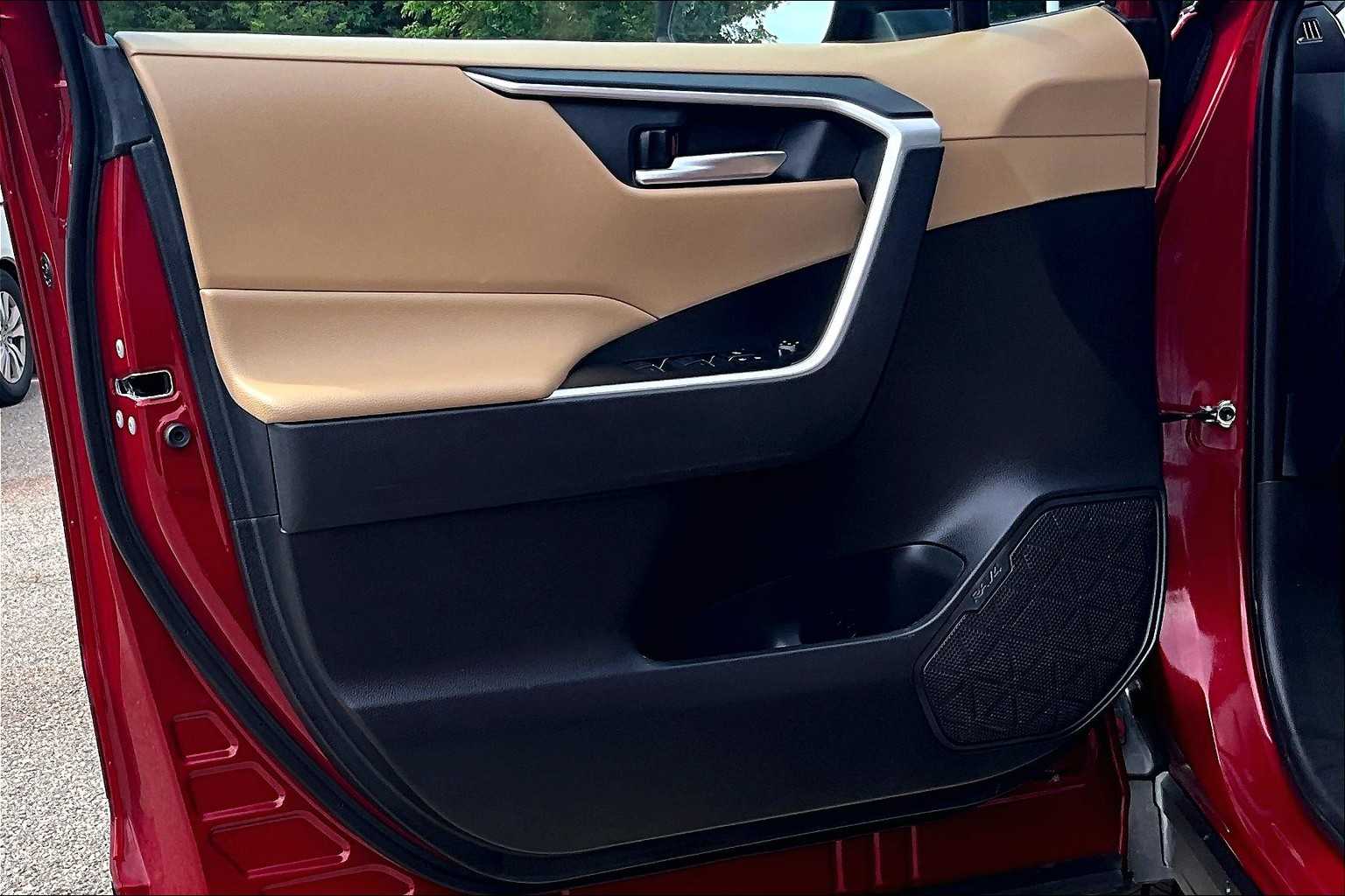 2022 Toyota RAV4 XLE - Photo 9