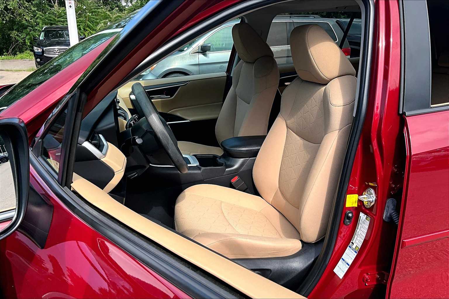 2022 Toyota RAV4 XLE - Photo 10