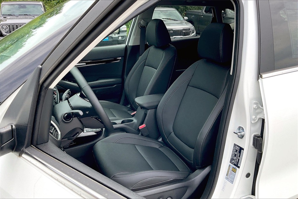 2025 Kia Seltos EX - Photo 11