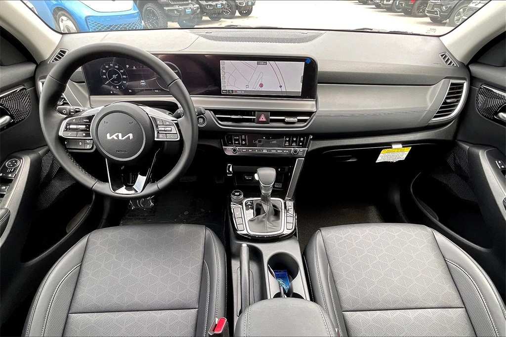 2025 Kia Seltos EX - Photo 12