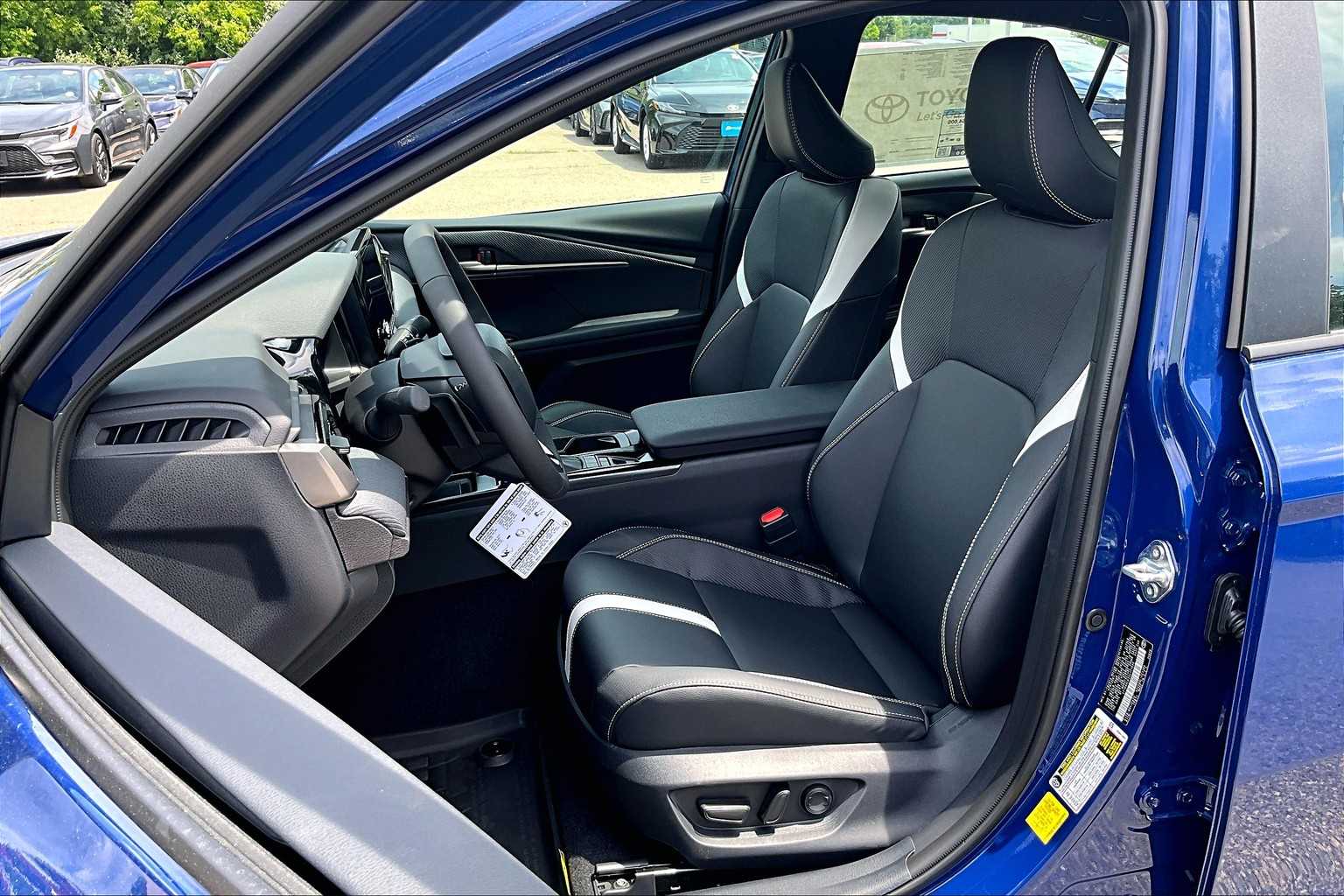 2025 Toyota Camry SE - Photo 11