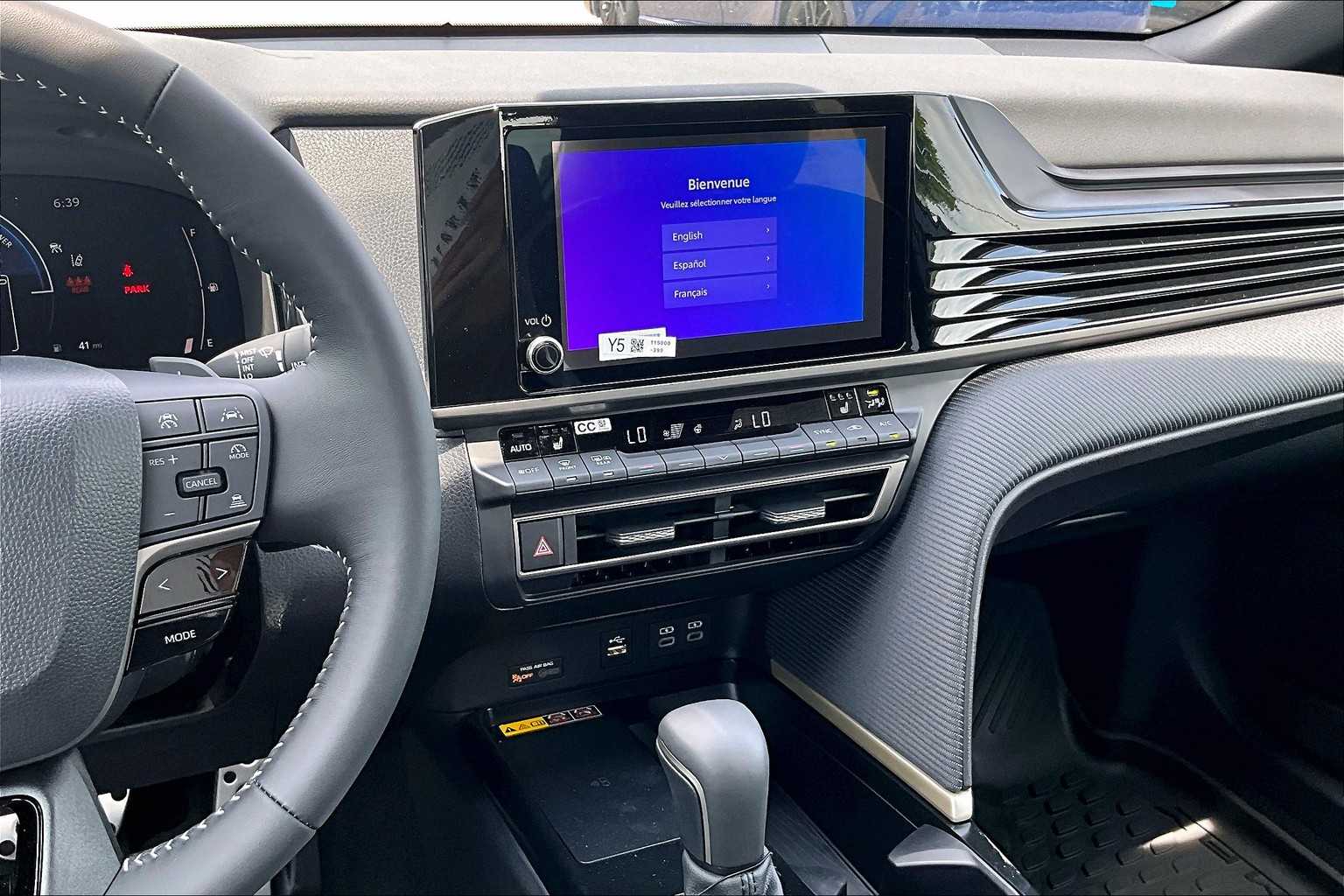 2025 Toyota Camry SE - Photo 13
