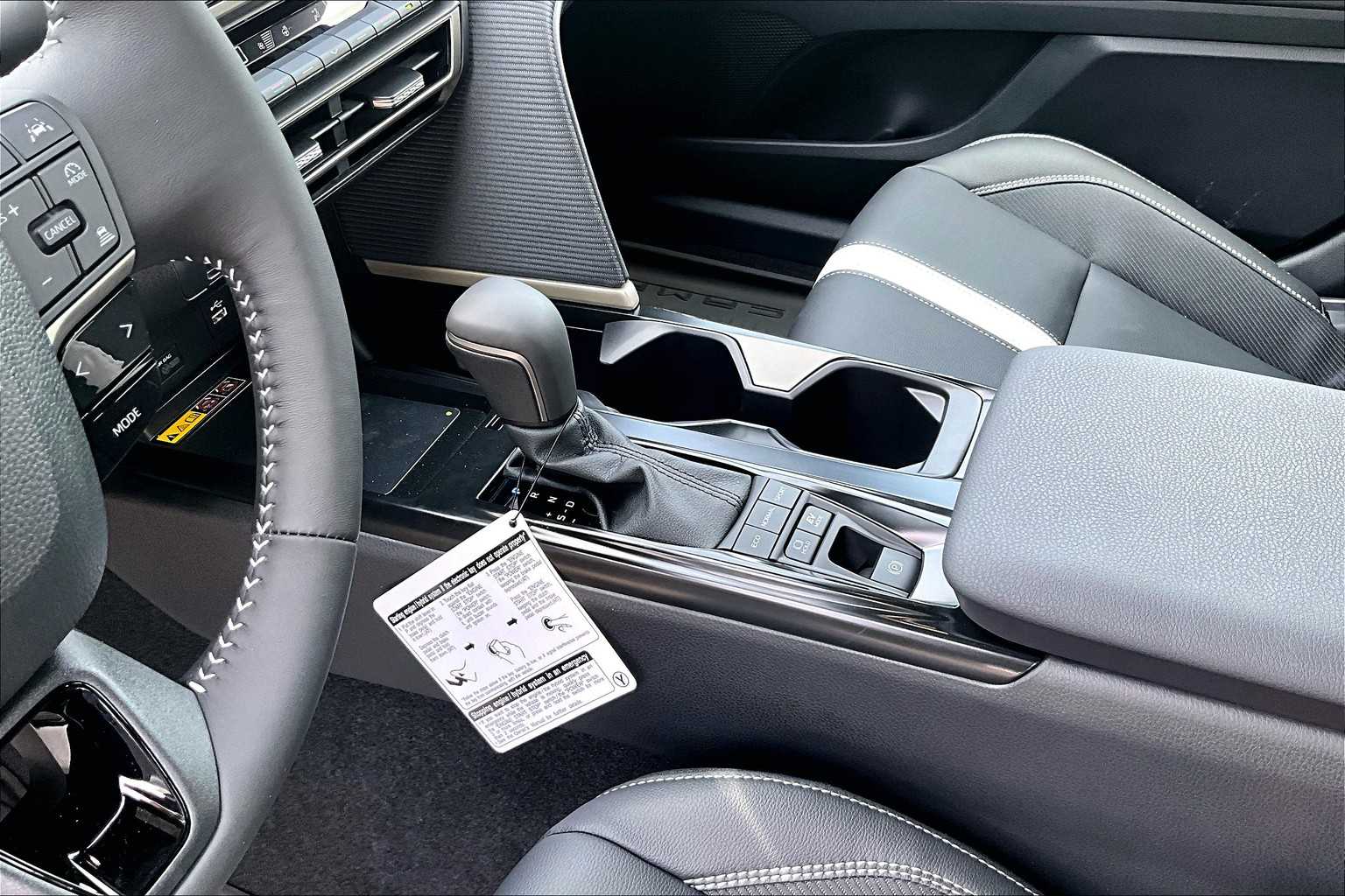 2025 Toyota Camry SE - Photo 14