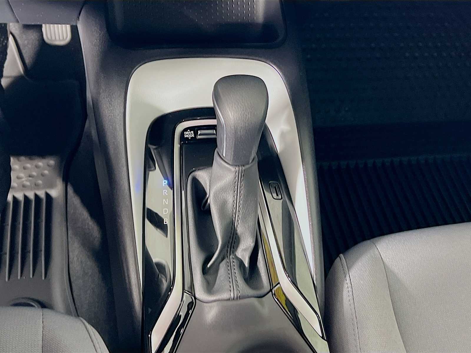 2025 Toyota Corolla SE - Photo 16