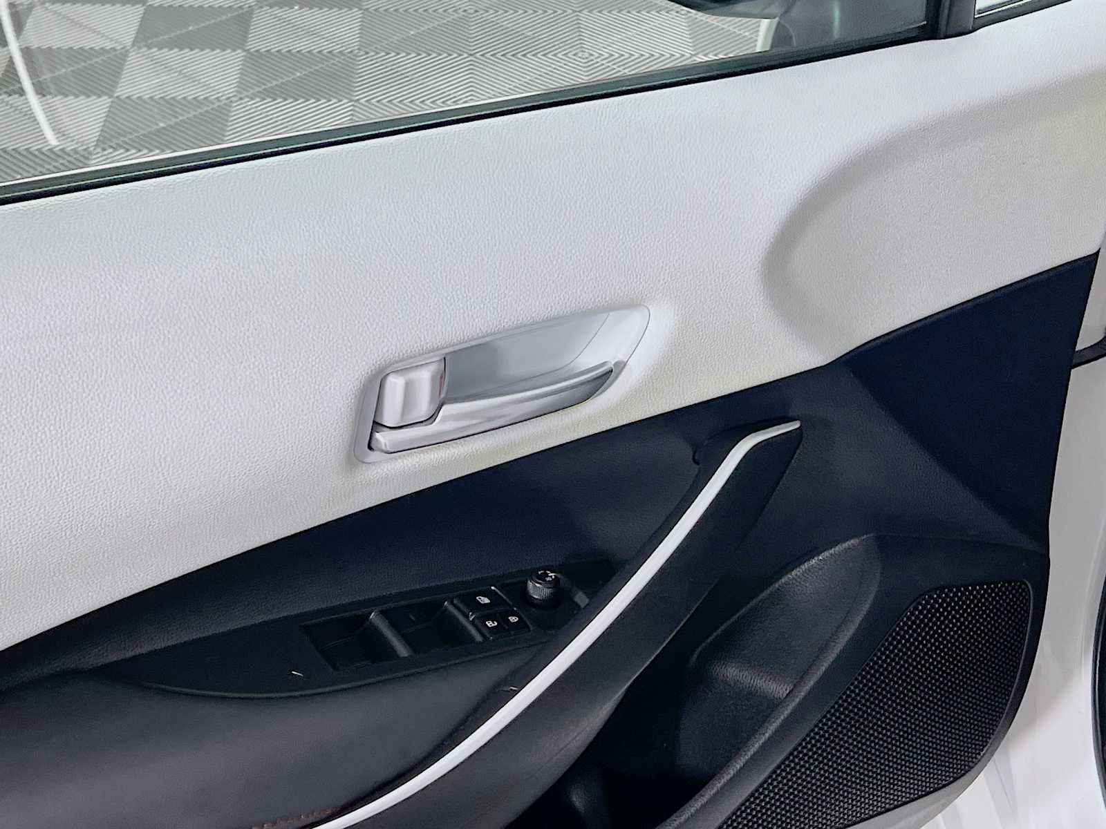 2025 Toyota Corolla SE - Photo 17