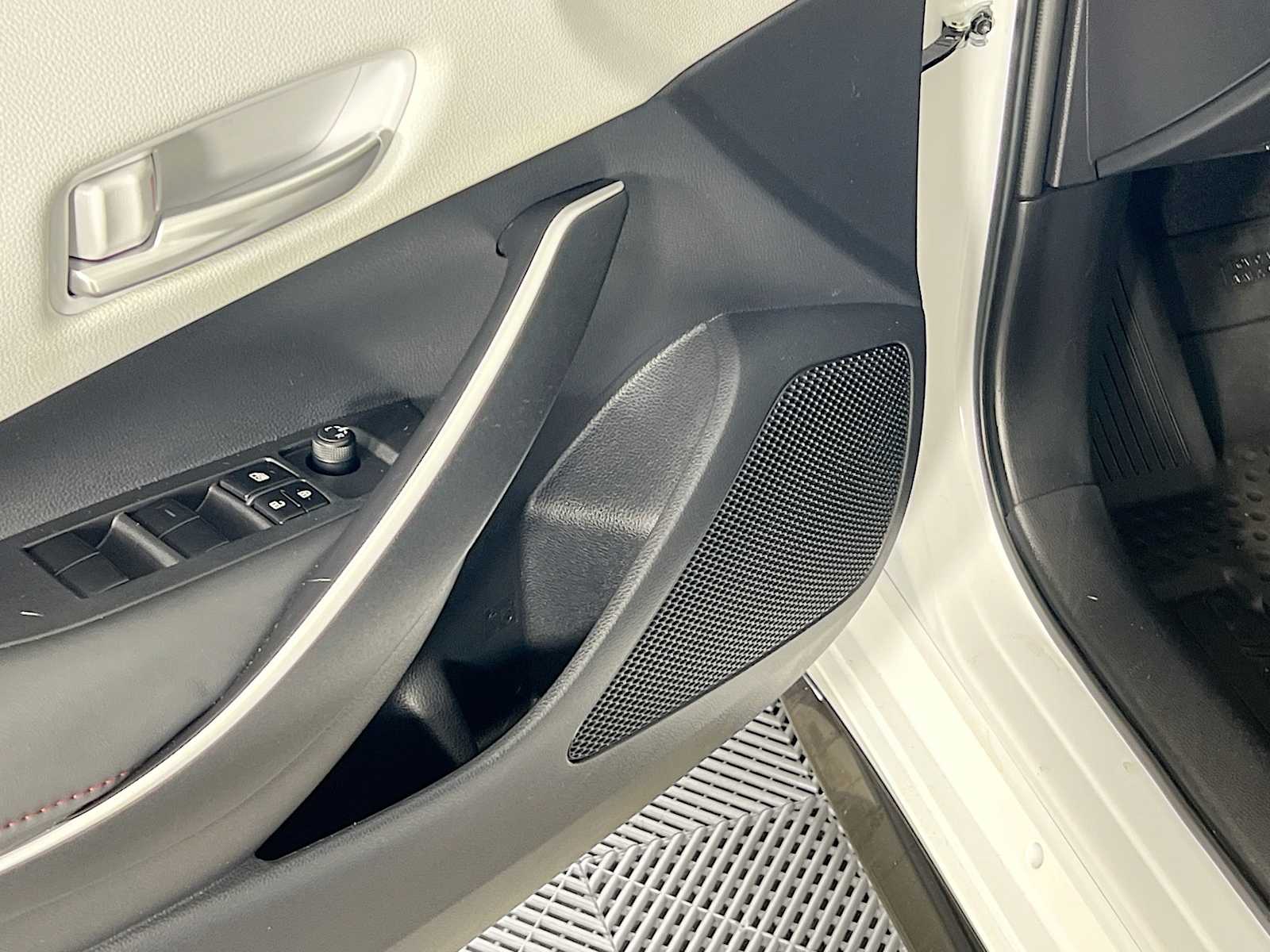 2025 Toyota Corolla SE - Photo 18