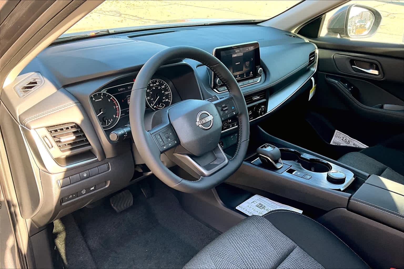 2025 Nissan Rogue SV - Photo 8