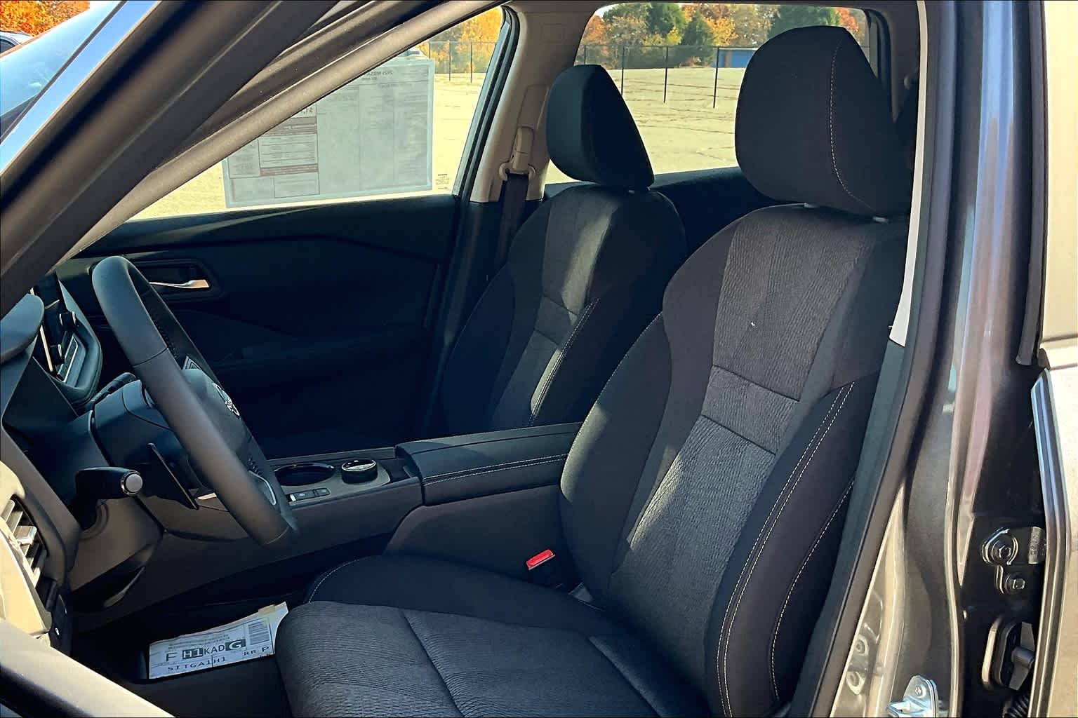 2025 Nissan Rogue SV - Photo 10