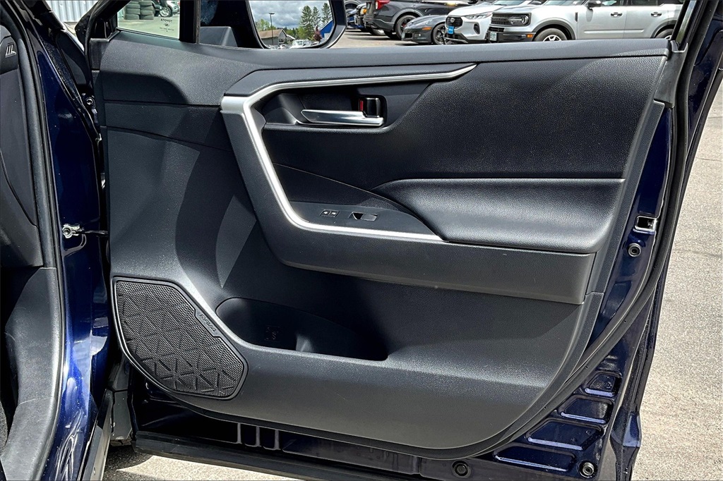 2021 Toyota RAV4 Hybrid XLE - Photo 12