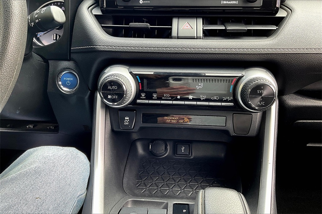 2021 Toyota RAV4 Hybrid XLE - Photo 25