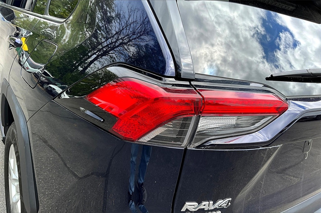 2021 Toyota RAV4 Hybrid XLE - Photo 32