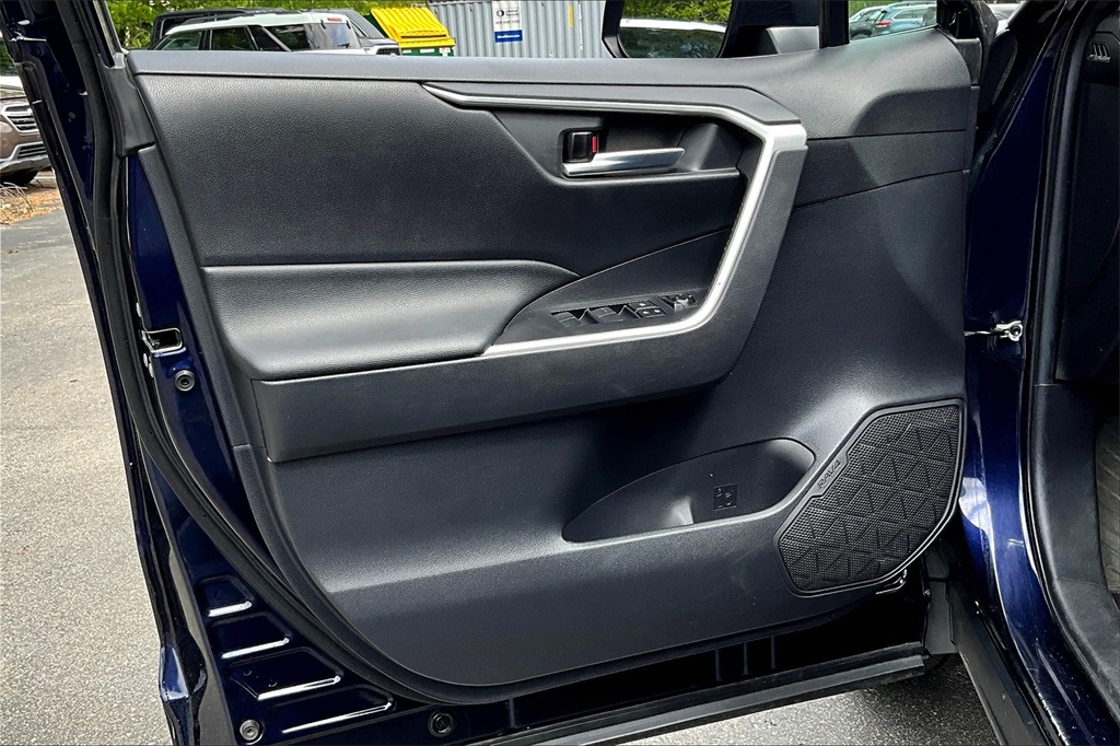 2021 Toyota RAV4 Hybrid XLE - Photo 9