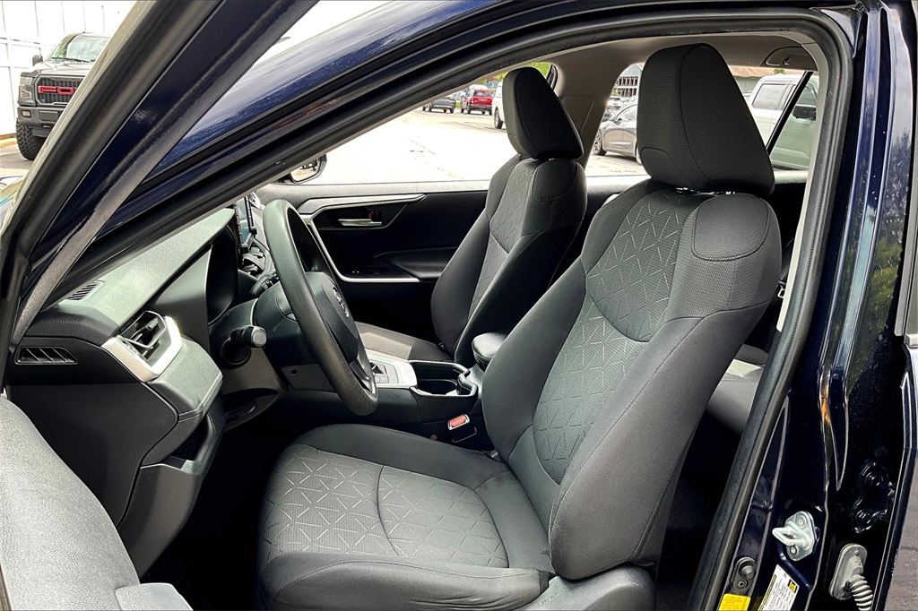 2021 Toyota RAV4 Hybrid XLE - Photo 10