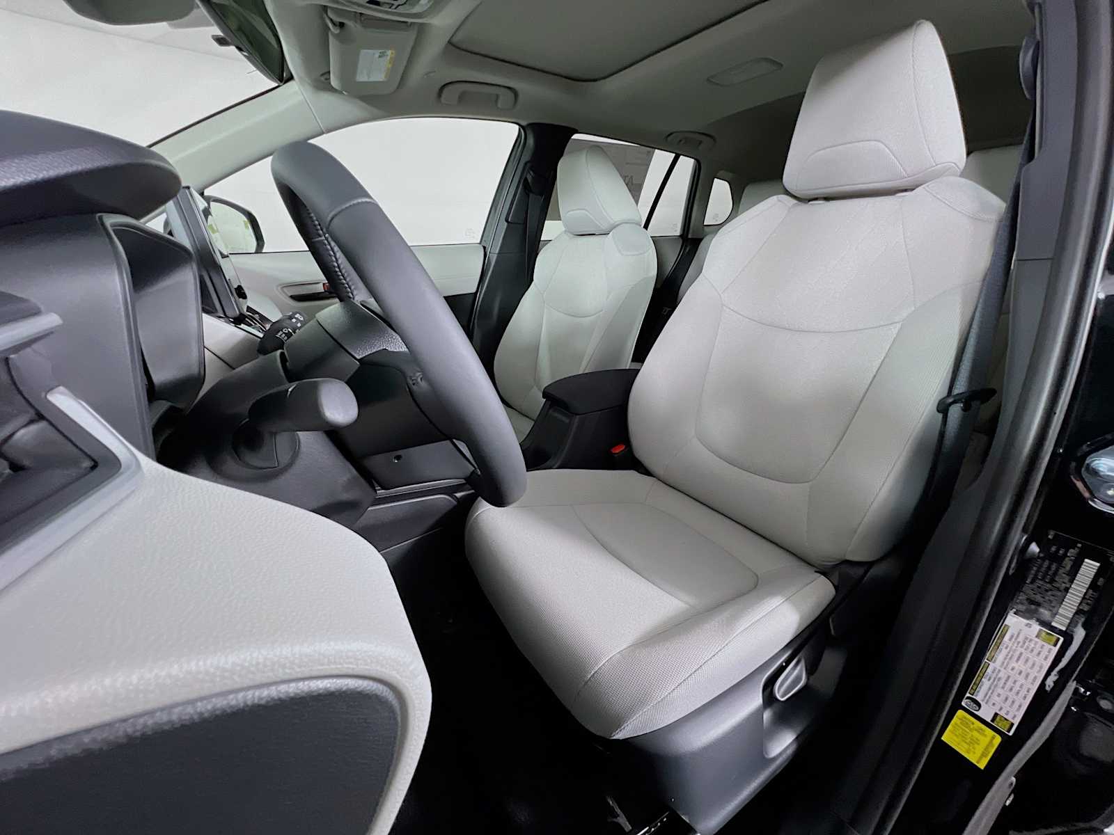 2026 Toyota Corolla Cross LE - Photo 12