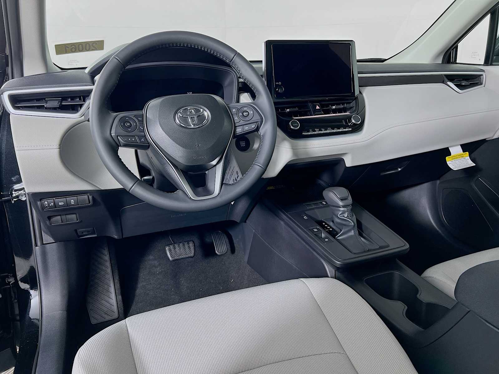 2026 Toyota Corolla Cross LE - Photo 6