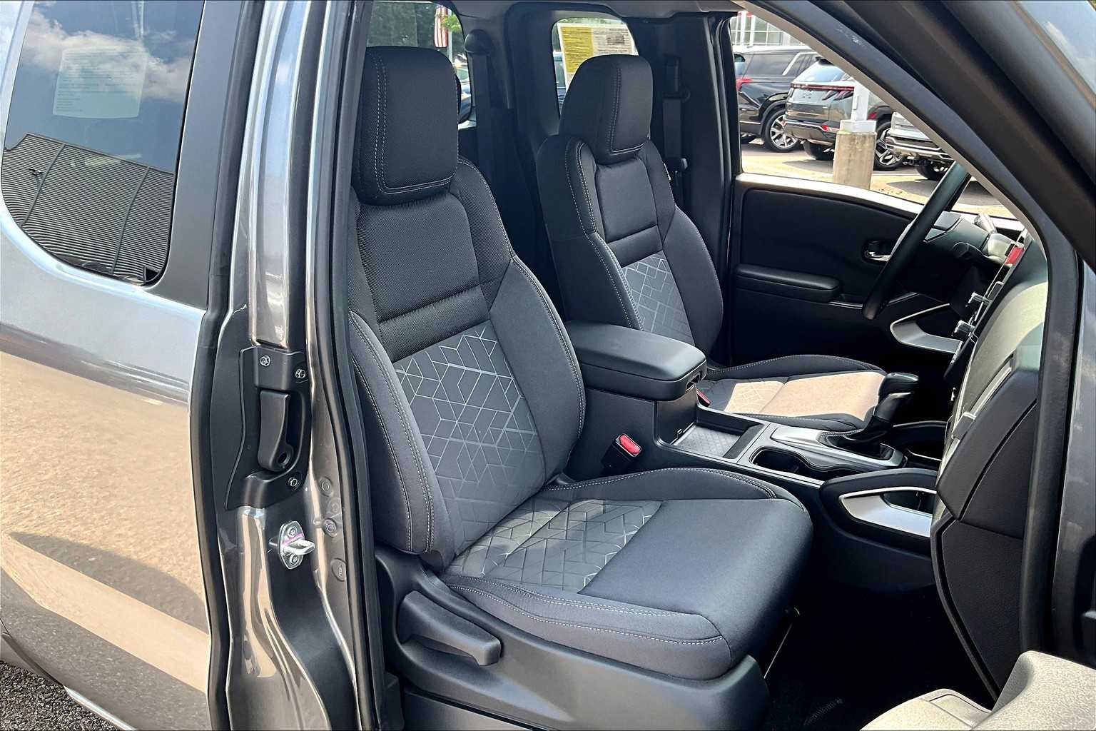 2025 Nissan Frontier SV - Photo 11