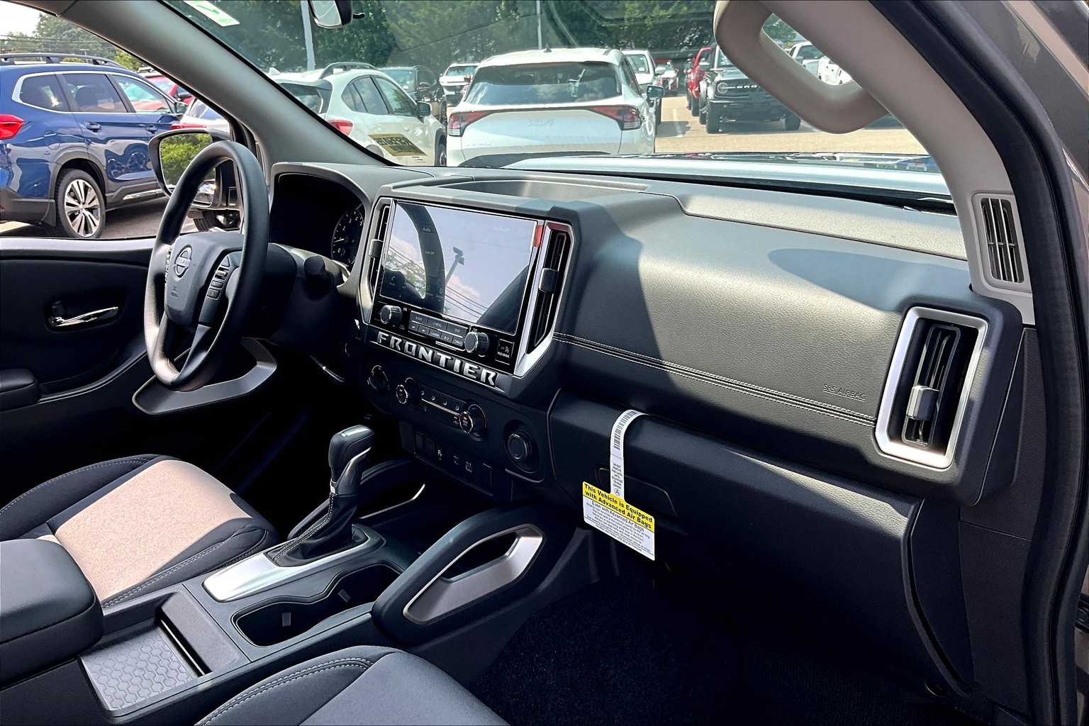 2025 Nissan Frontier SV - Photo 14