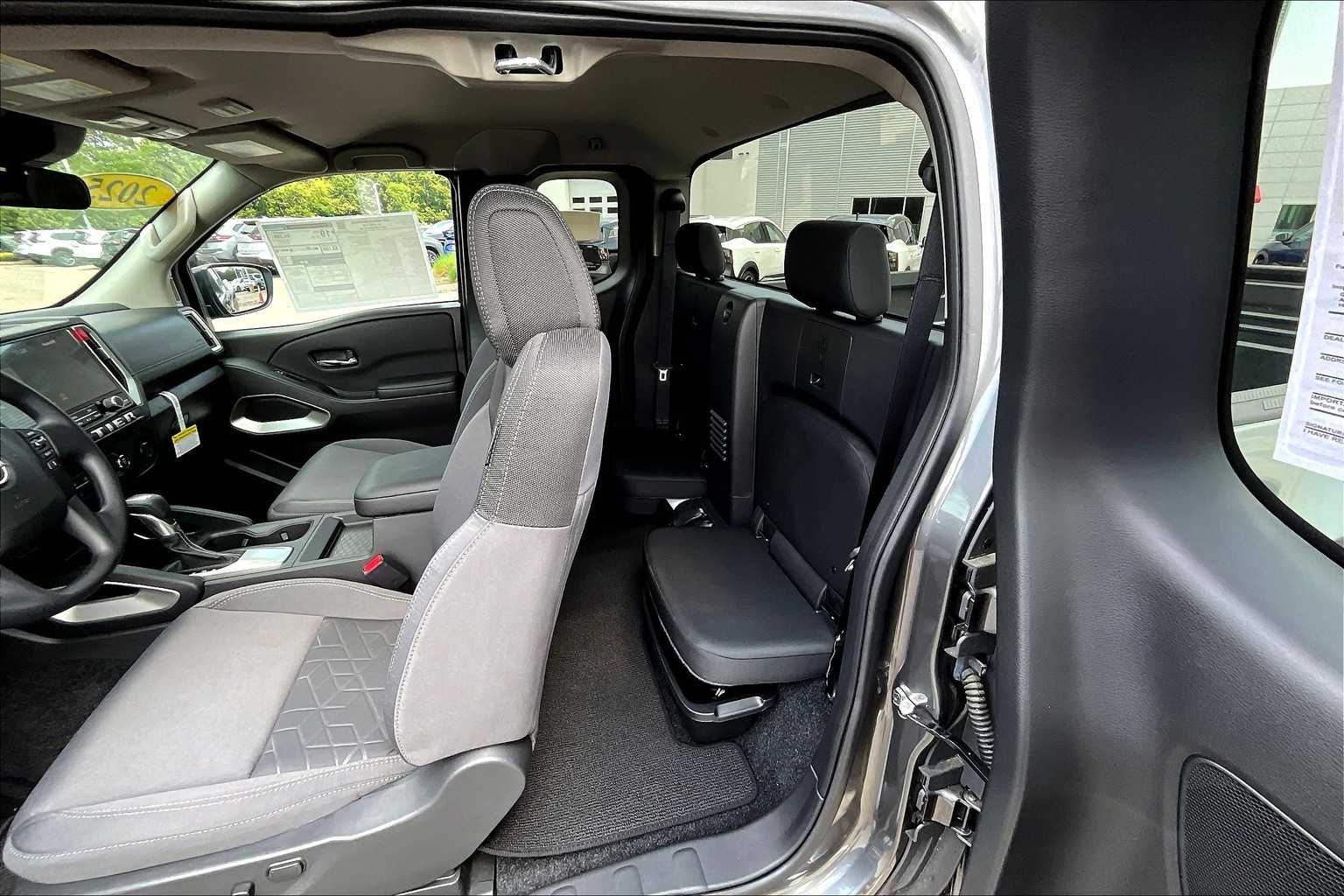 2025 Nissan Frontier SV - Photo 15