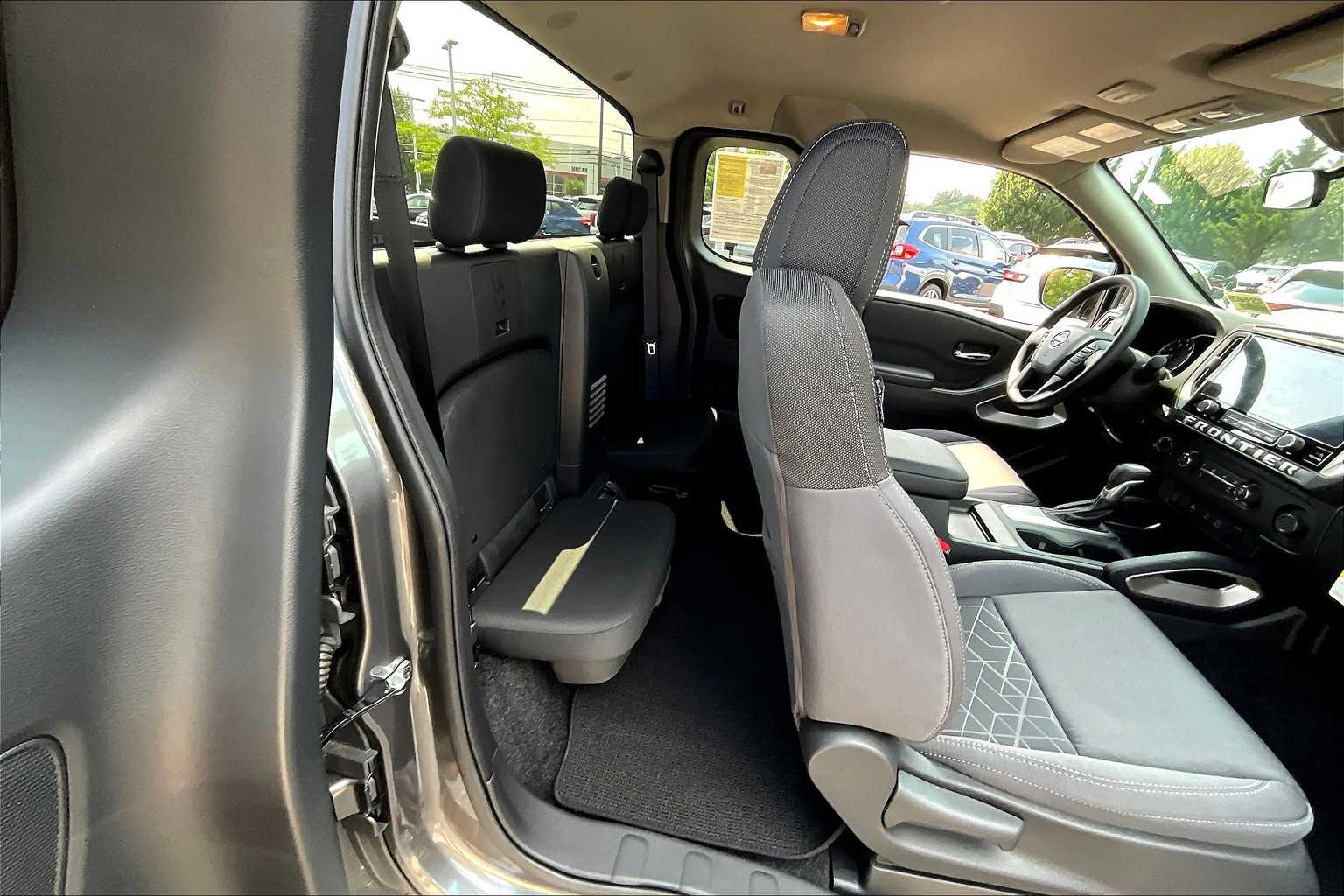 2025 Nissan Frontier SV - Photo 16
