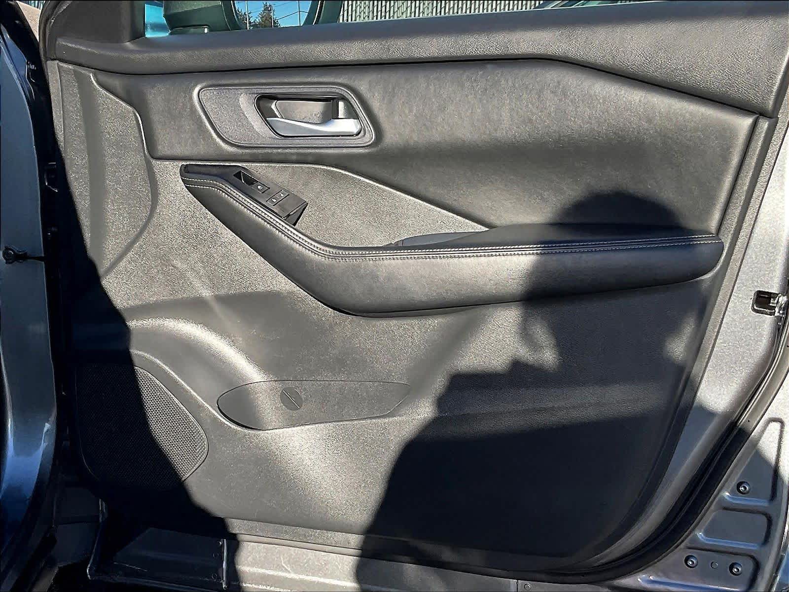 2024 Nissan Rogue SV - Photo 12