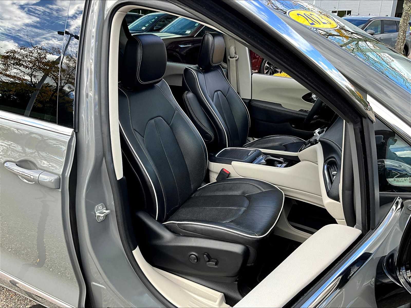 2023 Chrysler Pacifica Hybrid Limited - Photo 11