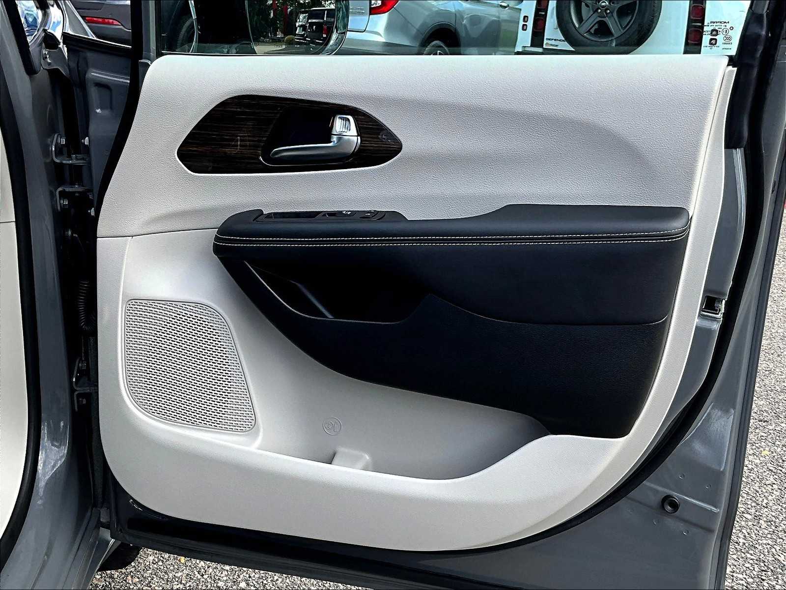 2023 Chrysler Pacifica Hybrid Limited - Photo 12