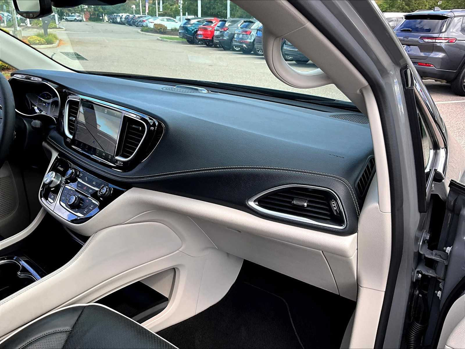 2023 Chrysler Pacifica Hybrid Limited - Photo 13