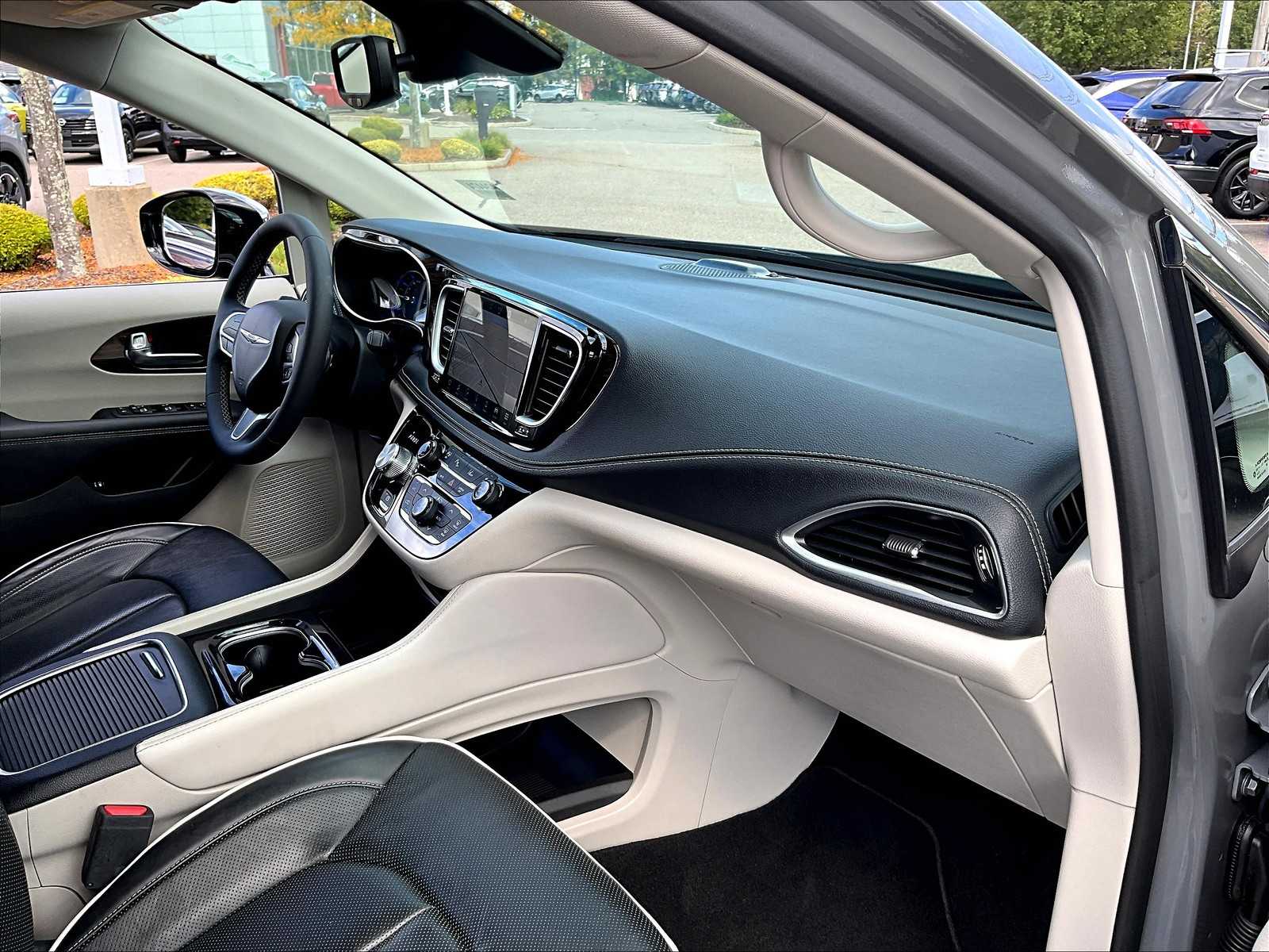 2023 Chrysler Pacifica Hybrid Limited - Photo 14