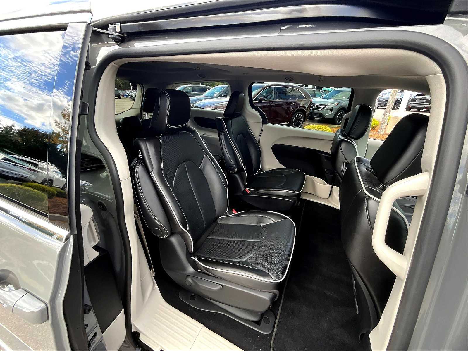 2023 Chrysler Pacifica Hybrid Limited - Photo 16