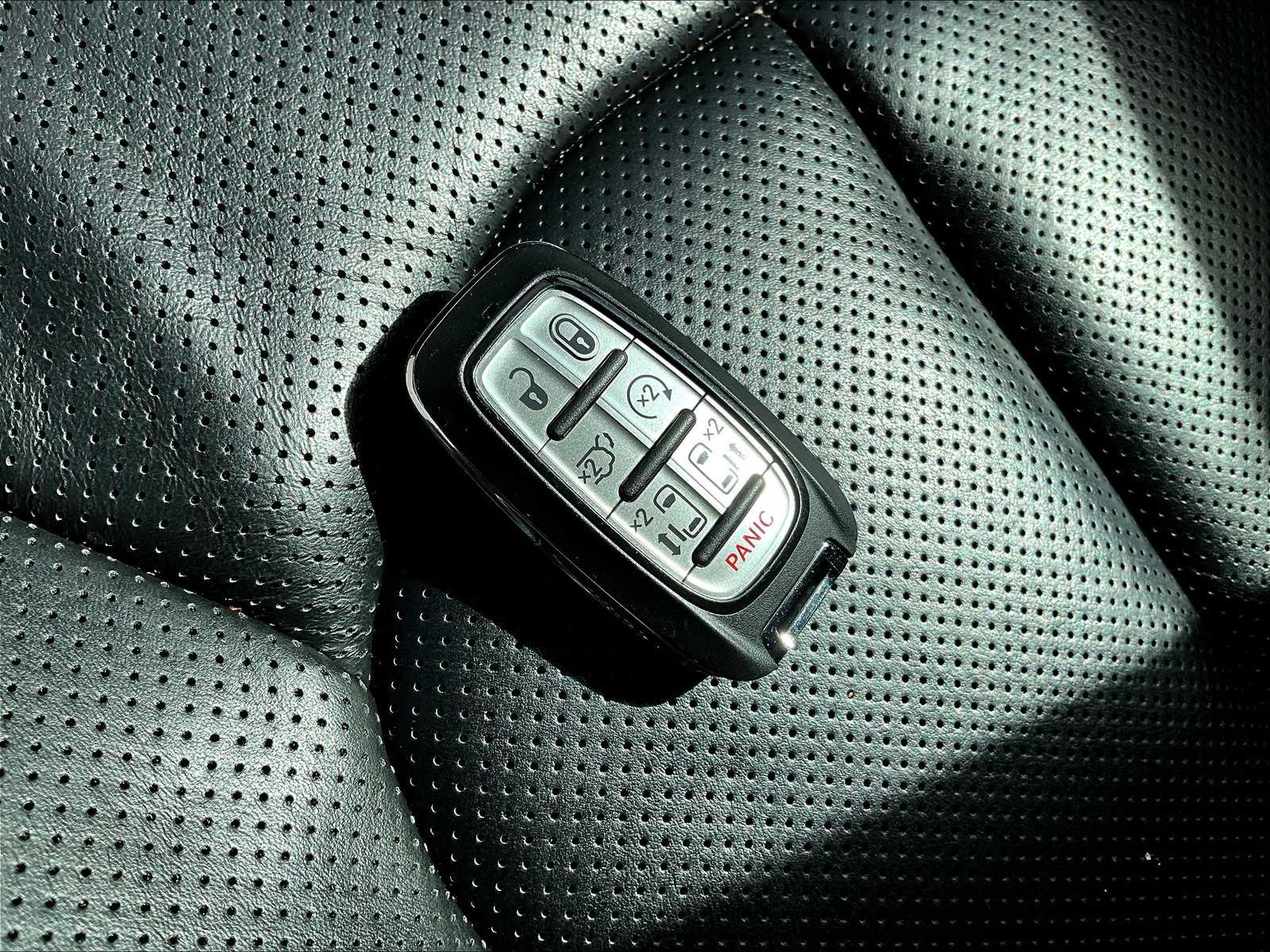 2023 Chrysler Pacifica Hybrid Limited - Photo 30