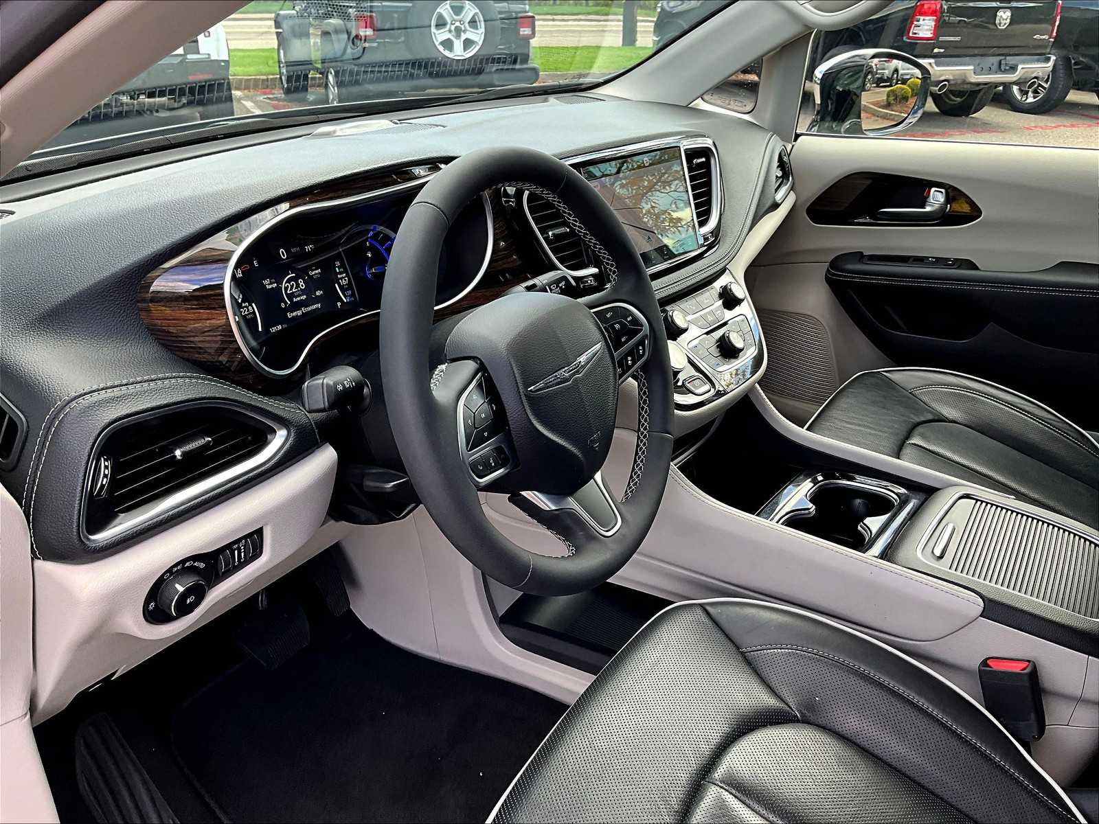 2023 Chrysler Pacifica Hybrid Limited - Photo 8