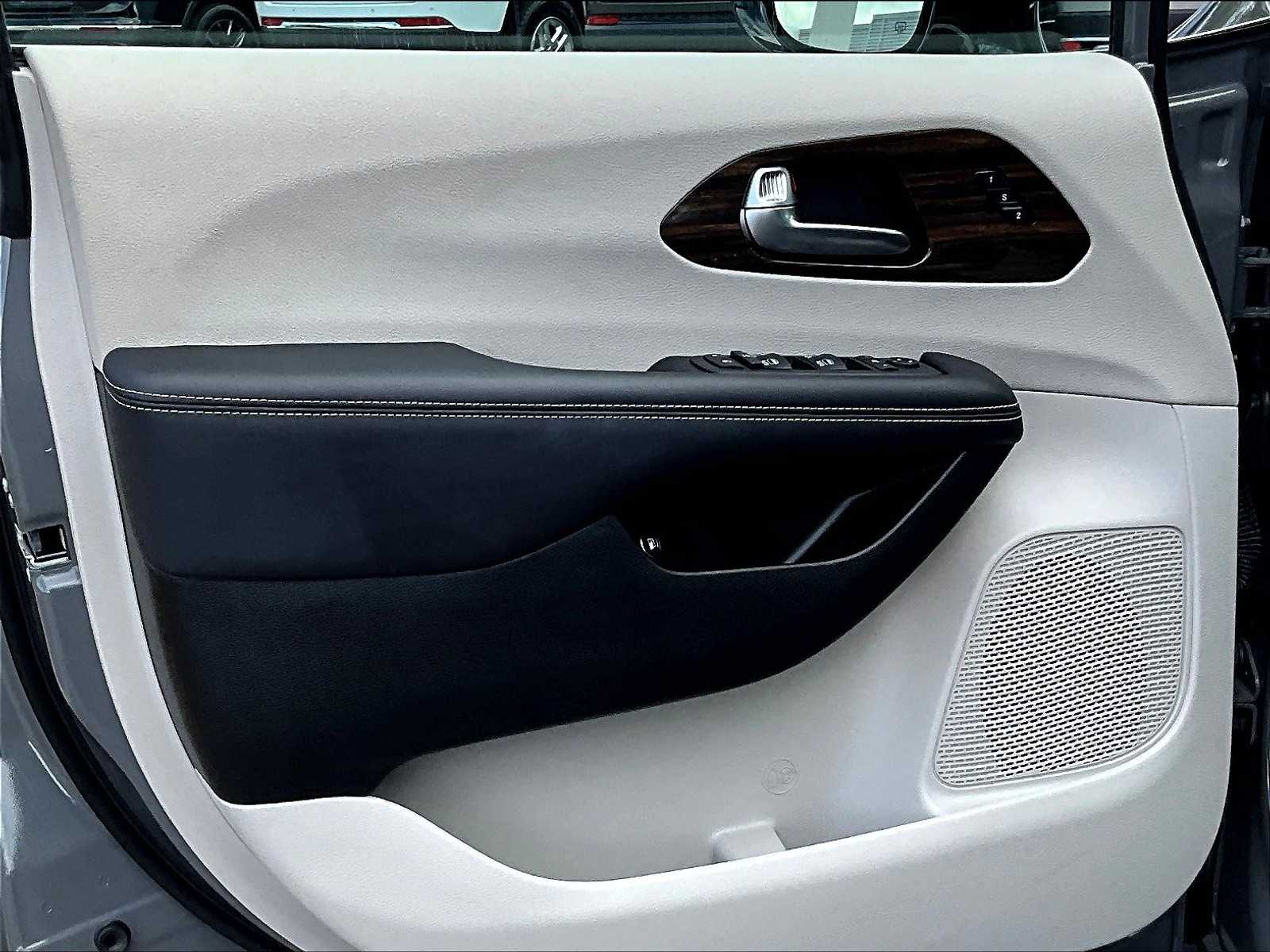 2023 Chrysler Pacifica Hybrid Limited - Photo 9