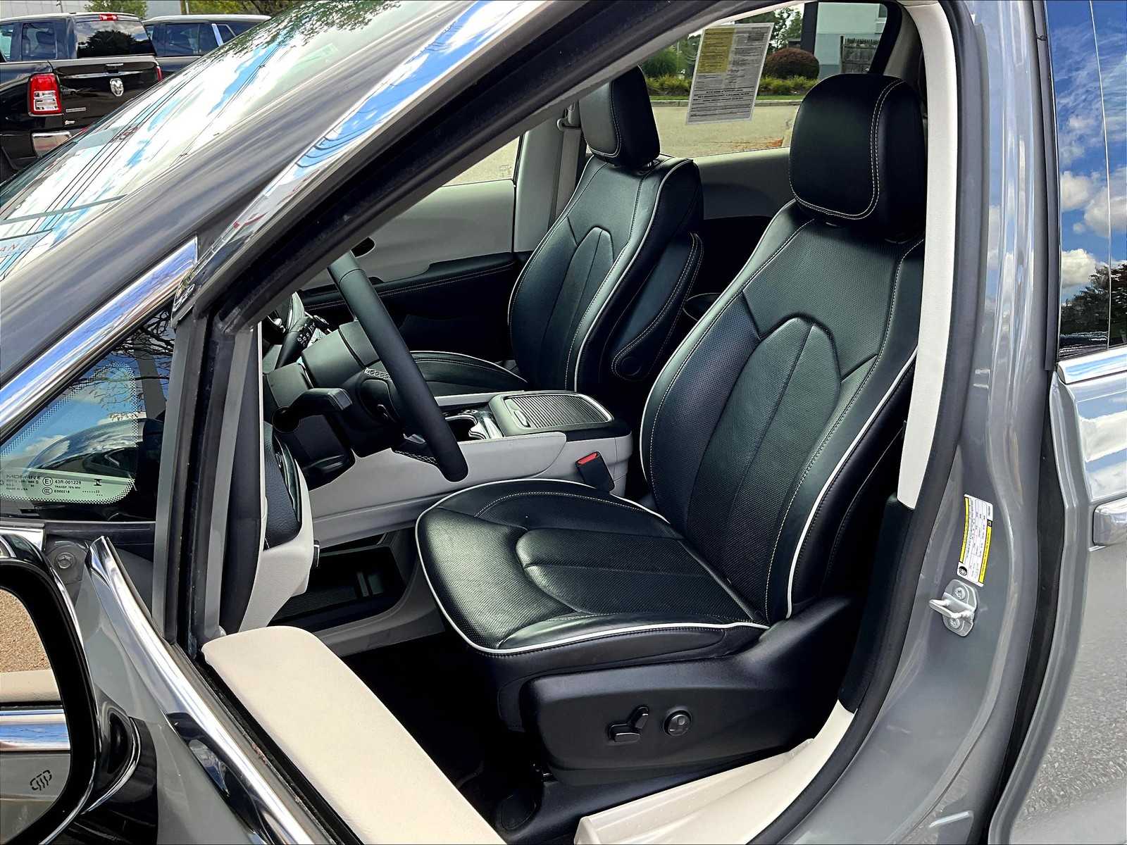 2023 Chrysler Pacifica Hybrid Limited - Photo 10