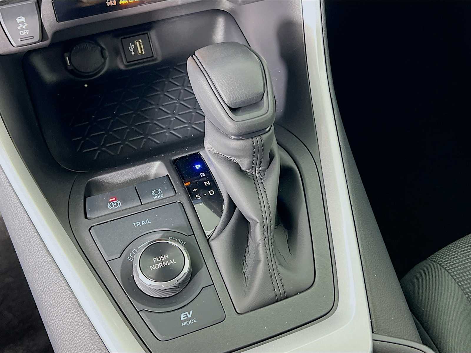 2025 Toyota RAV4 Hybrid LE - Photo 11
