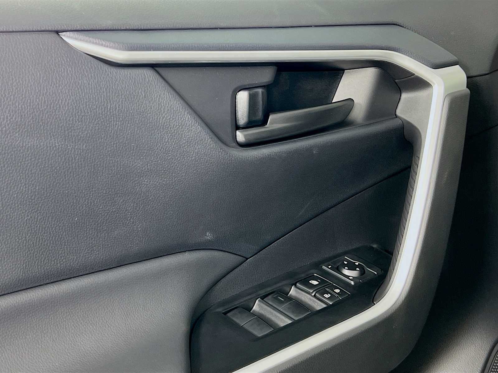 2025 Toyota RAV4 Hybrid LE - Photo 16