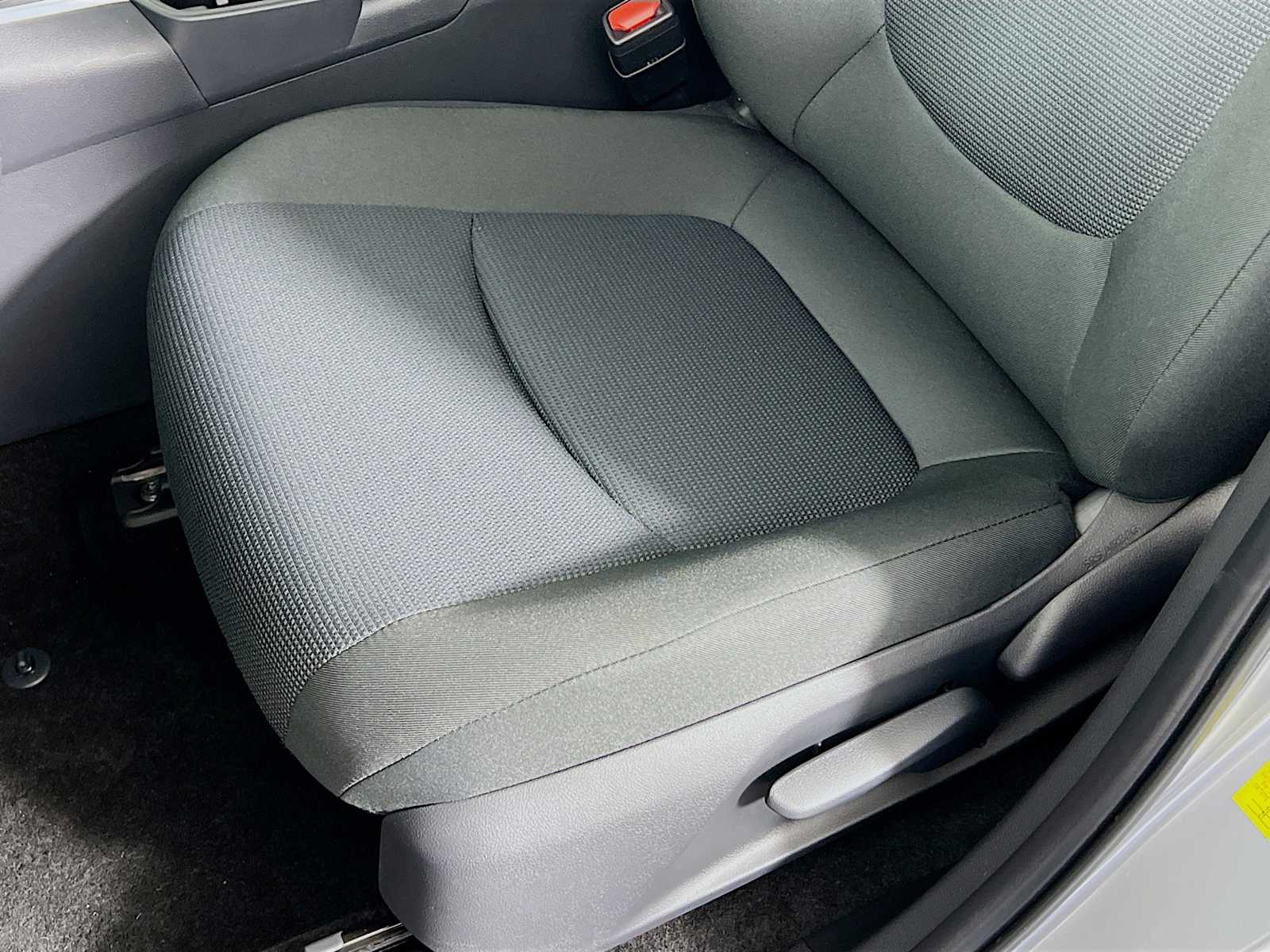 2025 Toyota RAV4 Hybrid LE - Photo 17