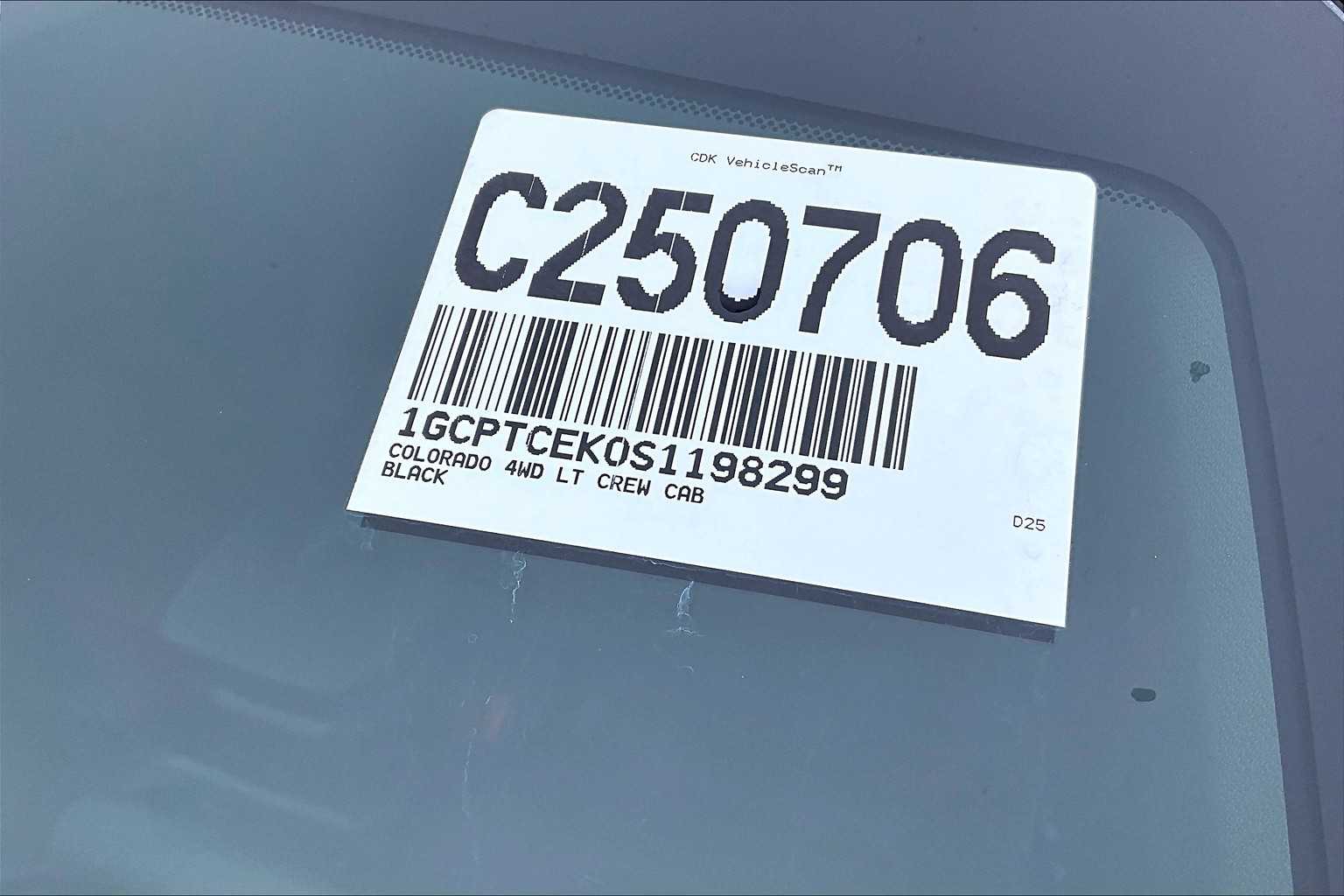 2025 Chevrolet Colorado 4WD LT - Photo 17
