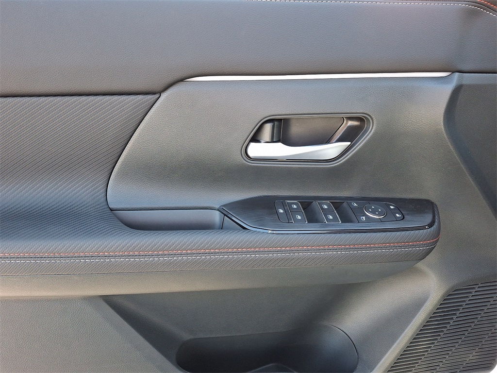 2025 Nissan Kicks SR - Photo 8