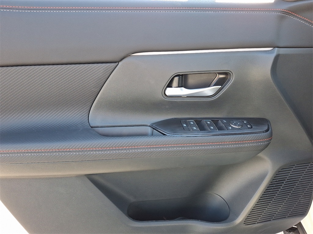 2025 Nissan Kicks SR - Photo 8