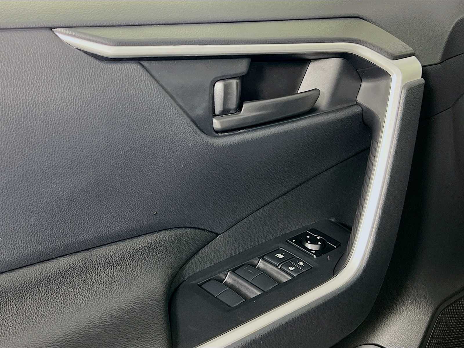 2024 Toyota RAV4 Hybrid LE - Photo 17