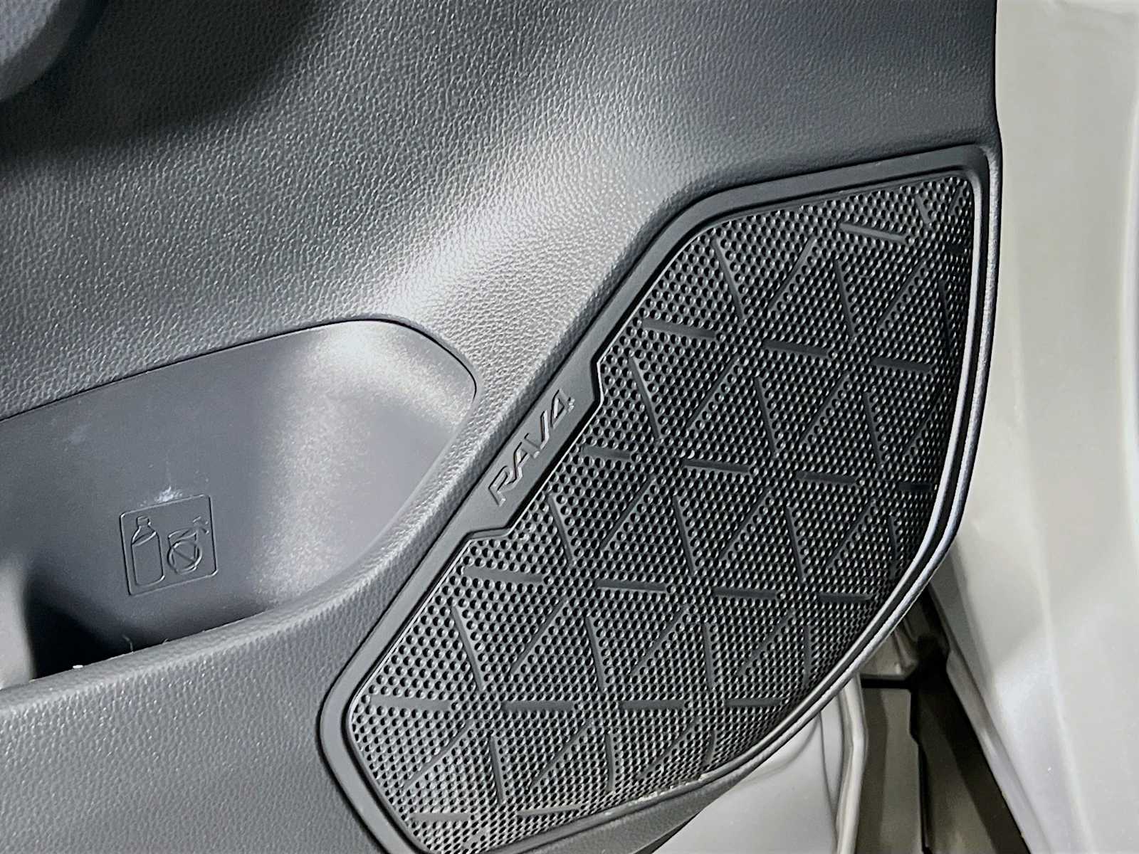 2024 Toyota RAV4 Hybrid LE - Photo 18