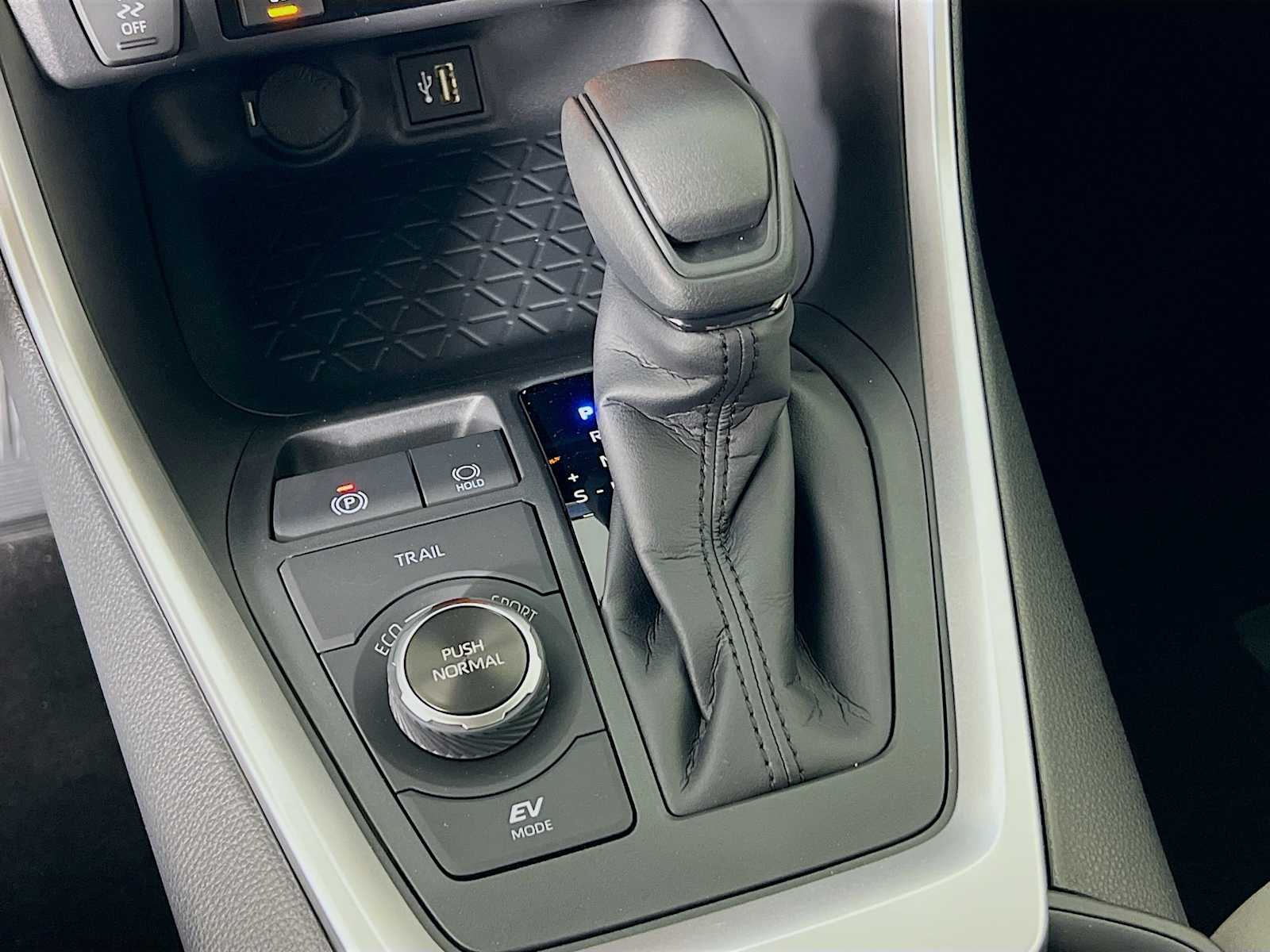 2025 Toyota RAV4 Hybrid XLE - Photo 11