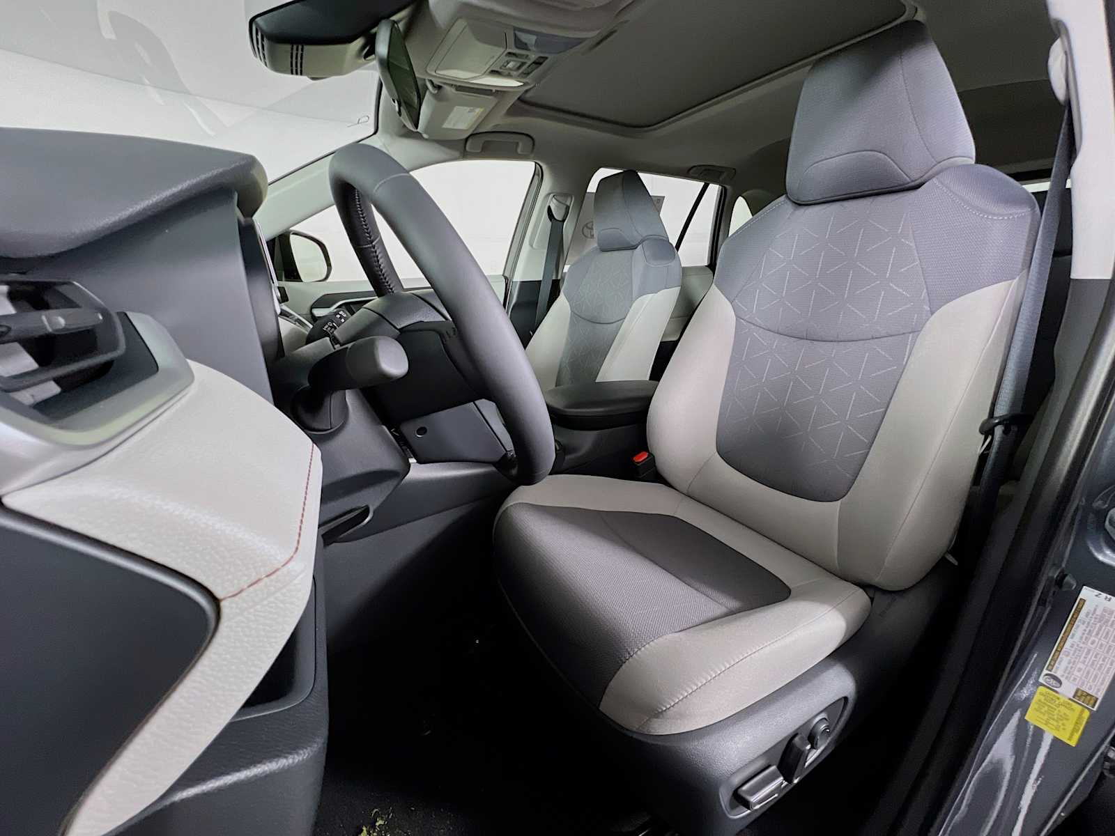 2025 Toyota RAV4 Hybrid XLE - Photo 12
