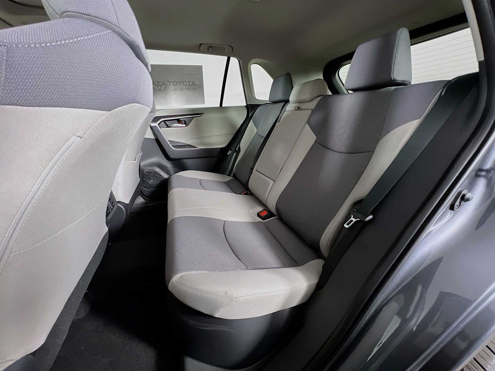 2025 Toyota RAV4 Hybrid XLE - Photo 13