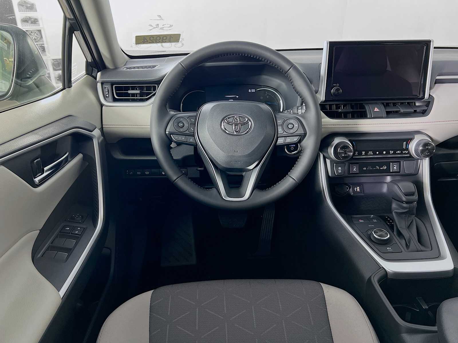 2025 Toyota RAV4 Hybrid XLE - Photo 15