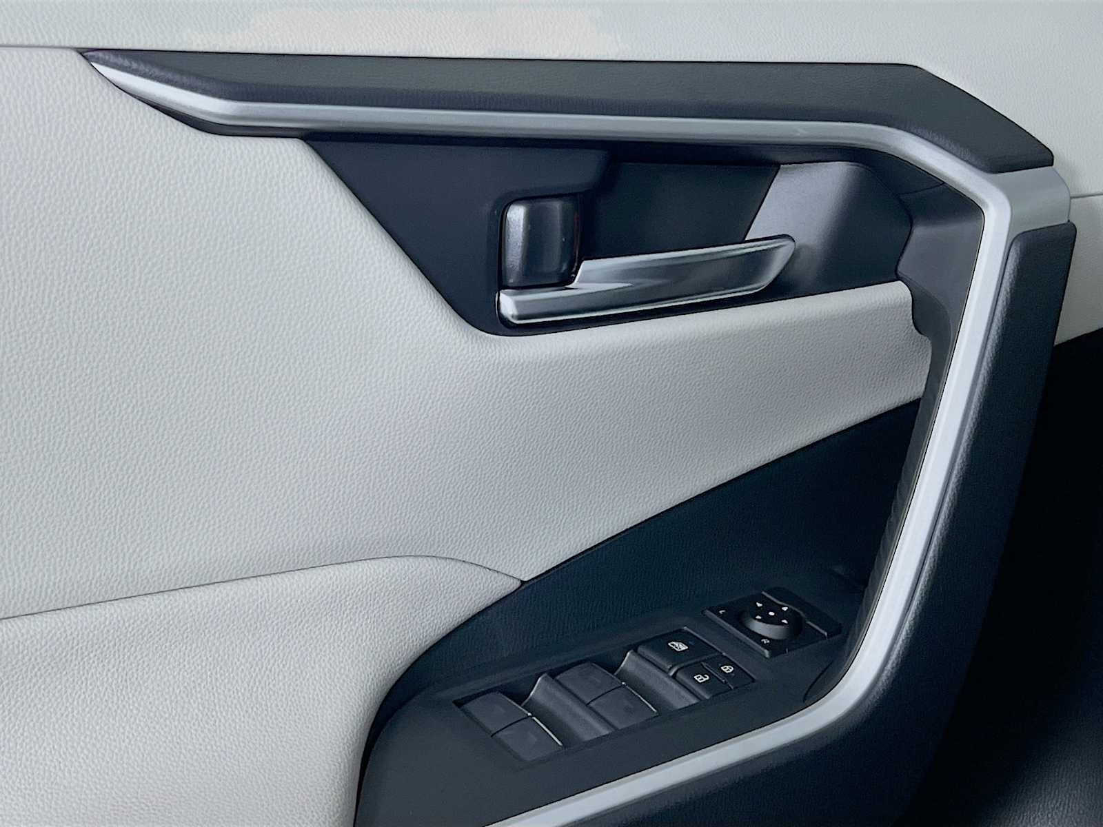 2025 Toyota RAV4 Hybrid XLE - Photo 16