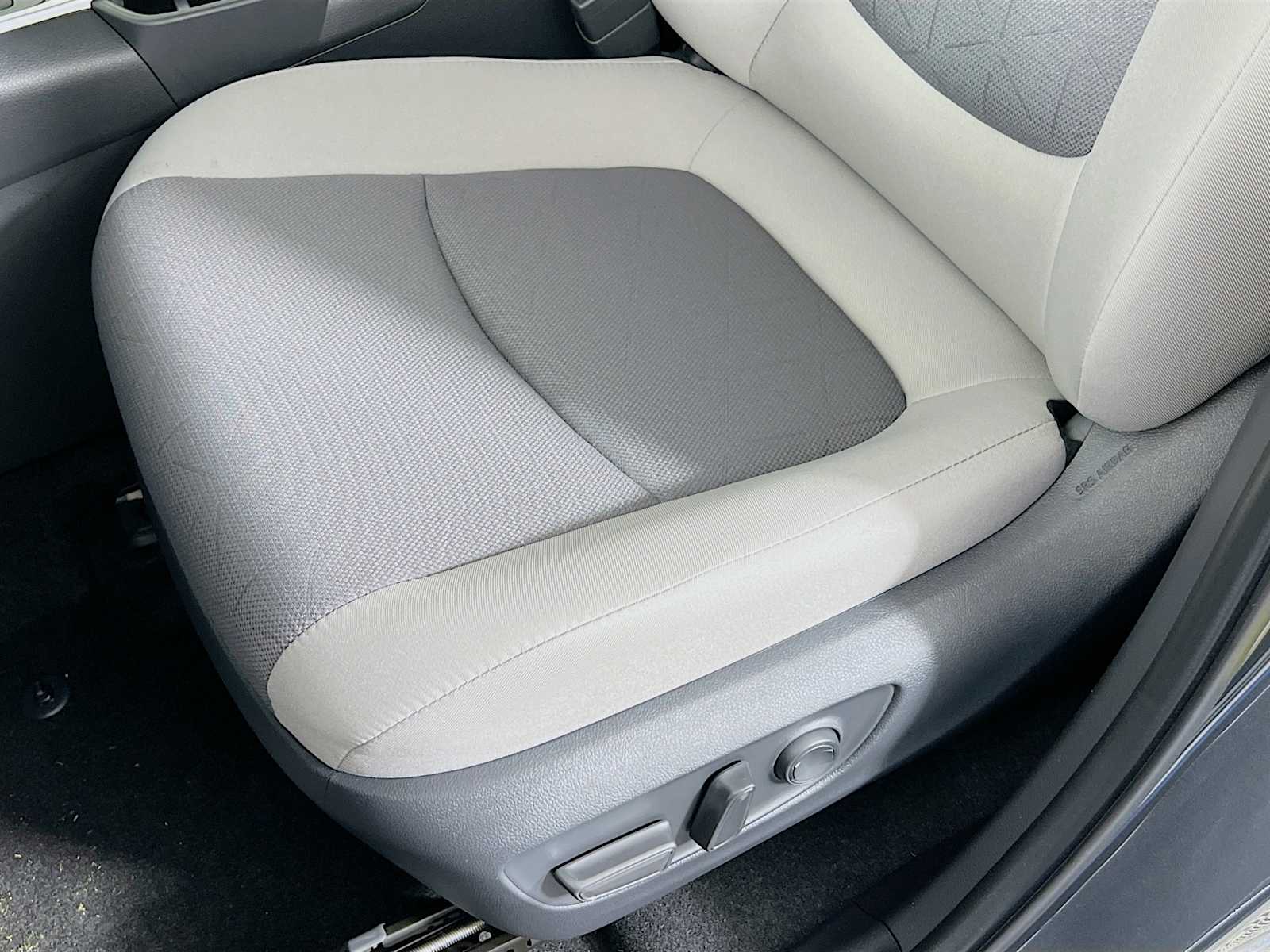 2025 Toyota RAV4 Hybrid XLE - Photo 17